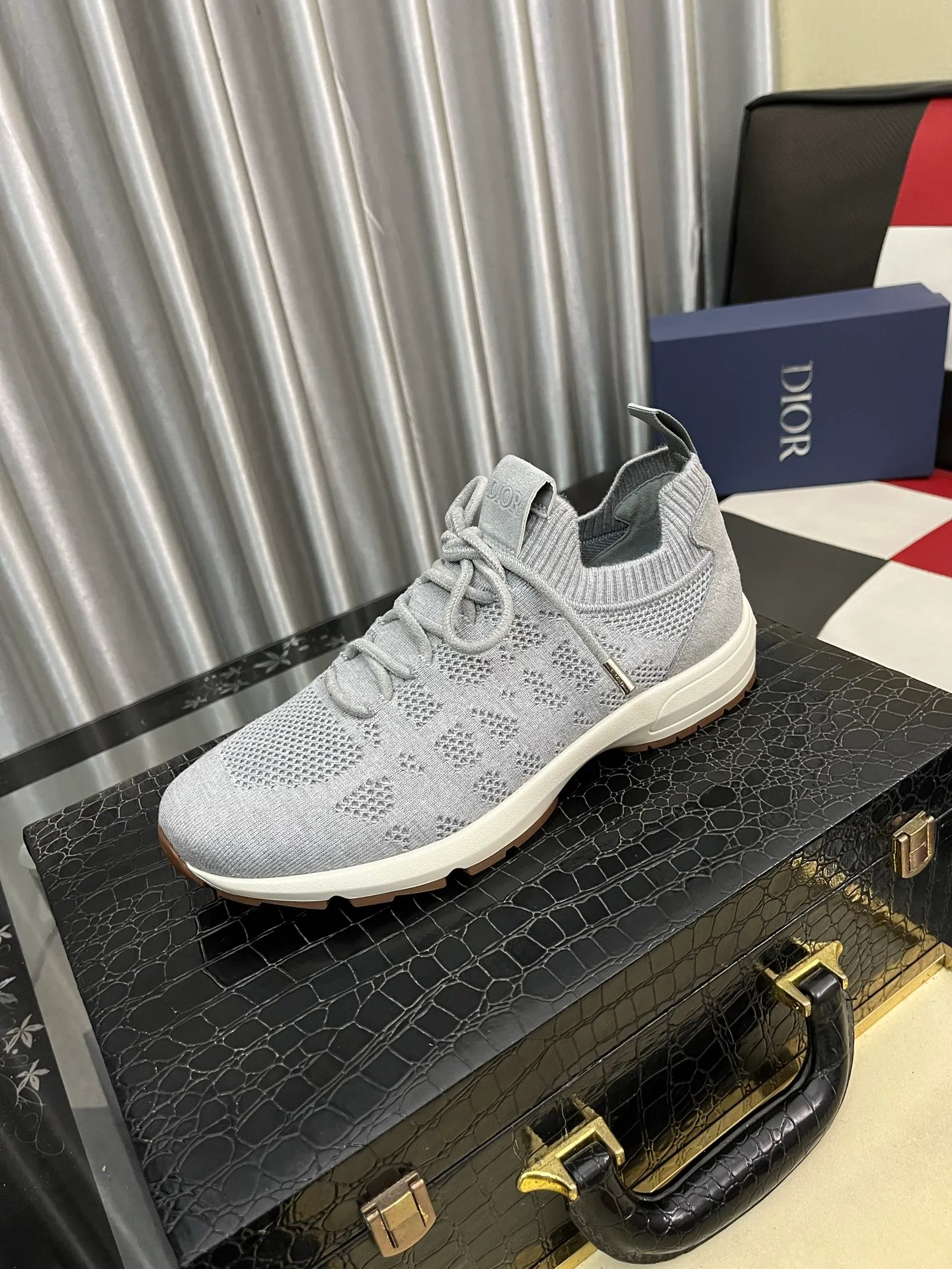 Men's shoes 💰: 400⌚️⌚️2025 new Dior fly-knit breathable casual men's shoes are on the market, original order, impeccable, the upper is made of imported fly-knit, and the original outsole is made one to one quarter. It is super comfortable on the feet. It is a must-buy pair of shoes. Available in sizes 38-446️⃣
